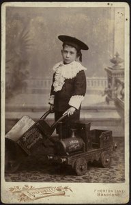 Porträt eines jungen Jungen mit einem Handkarren von English School