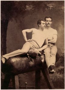 Porträt von zwei Turnern auf einem Pauschenpferd, ca. 1899 von English School