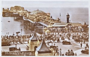 Postkarte mit dem Palace Pier in Brighton (nach einem kolorierten Foto) von English School