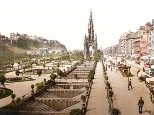 Princes Street, das Schloss und Scott Monument, Edinburgh von English School