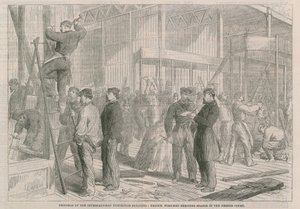 Fortschritt am Internationalen Ausstellungsgebäude; Französische Arbeiter errichten Stände im Französischen Hof von English School