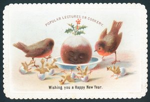 Rotkehlchen und Küken schauen auf lächelnden Pflaumenpudding, Neujahrskarte