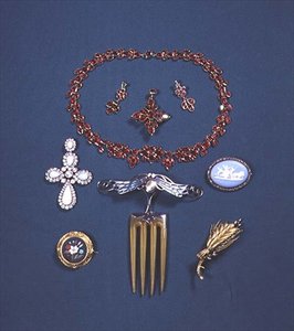 Rubin Halskette und Ohrring Set; Opal und Diamant Brosche; Pietra Dura Brosche; Haarkamm mit Plique-à-jour Emaille