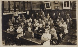 Schulkinder in ihrem Klassenzimmer