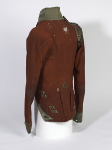 Kurzschwänziger Rock, Leichtkompanieoffiziere, 2. Bn 69. (South Lincolnshire) Regiment, getragen während der Waterloo-Kampagne von Lt. Henry Anderson, ca. 1815 (scharlachroter & grüner Stoff mit vergoldeten Knöpfen) von English School