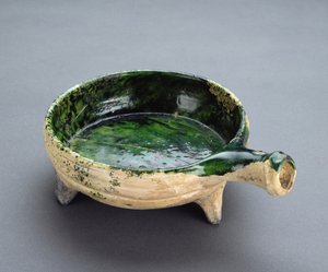 Pfanne mit grüner Glasur und hohlem Griff