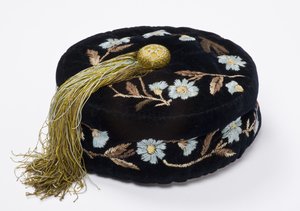 Rauchkappe, ca. 1880 (bestickter Samt, gefüttert mit maschinengequilteter Seide) von English School