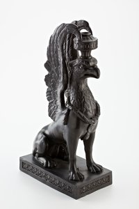 Staffordshire Wedgwood Basaltware-Kerzenhalter in Form eines Greifen, ca. 1771-80 von English School