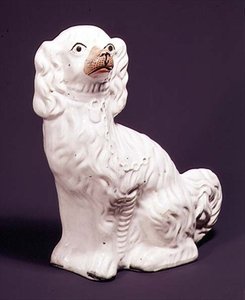 Staffordshire-Figur eines Hundes, Mitte des 19. Jahrhunderts von English School