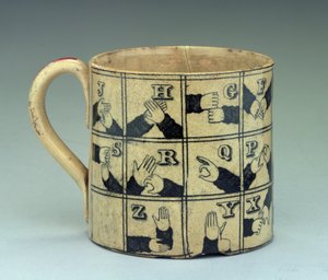 Staffordshire-Becher mit Darstellung des Alphabets in Gebärdensprache, ca. 1820 von English School