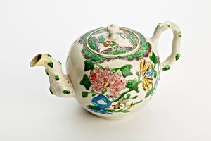 Staffordshire Teekanne dekoriert mit Chrysanthemen, 1760 von English School