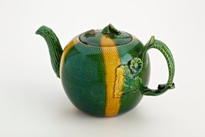 Staffordshire Teekanne mit Krabbenstockgriff und -ausguss, 1750 von English School