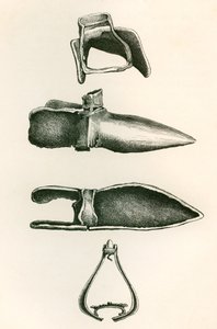 Steigbügel und Sollerets, aus Die britische Armee: Ihre Ursprünge, Fortschritte und Ausrüstung, veröffentlicht 1868. von English School