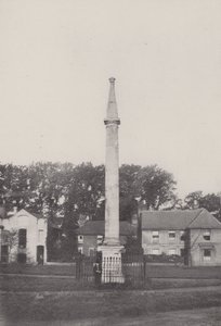 Steinsäule, die früher in den Seven Dials stand von English School
