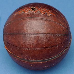 Schnurspender in Form eines Fußballs