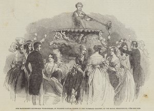 Der prächtige silbervergoldete Weinkühler im Windsor Castle, Szene in der Waterloo-Galerie bei der königlichen Taufe (Gravur) von English School