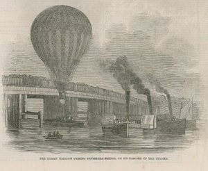 Der Nassau-Ballon überquert die Battersea Brücke von English School