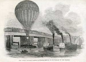 Der Nassau-Ballon passiert die Battersea-Brücke