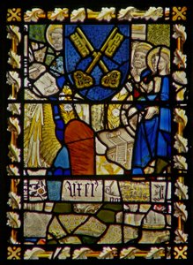Das Ostfenster, das den heiligen Johannes, den heiligen Petrus am Tor, ein Schild mit einem Symbol des heiligen Petrus darstellt