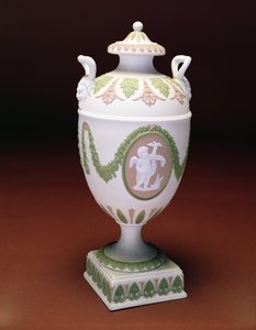Dreifarbige Jasper-Vase in Urnenform, Modell der Puttenfigur von John Flaxman. Wedgwood ca. 1780