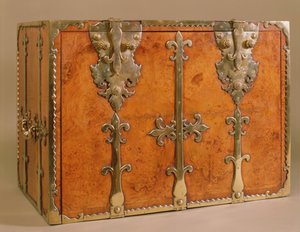 Reisesekretär mit vergoldeten Bronzebeschlägen, um 1700 von English School