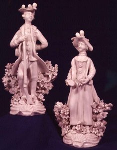 Zwei Worcester-Figuren, unterstützt von einem Bocage, Dr. Wall Periode von English School