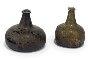 Zwei grüne "Zwiebel"-Weinflaschen, ca. 1700 von English School