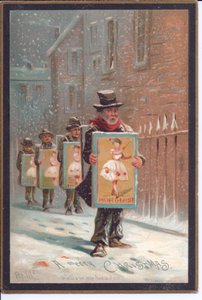 Viktorianische Weihnachtskarte mit vier Männern, die im Schnee gehen und Tafeln tragen, die ein Pantomime bewerben, ca. 1880 von English School