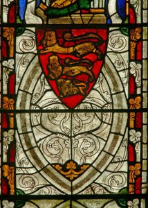 Fenster Ew, das die Wappen von England und Grisaille darstellt