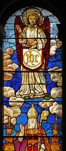 Fenster N2 mit einem Engel, der das Monogramm Christi trägt von English School