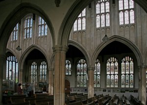 Fenster zeigt einen Blick auf die Nordseite der Kirche von English School