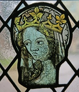 Fenster im Kreuzgang, Darstellung eines weiblichen Kopfes (heilig und gekrönt) von English School