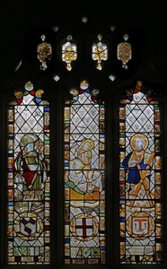 Fenster n3 mit Darstellung von St. Patrick, St. Georg, St. Andreas von English School