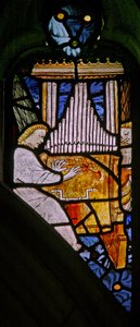 Fenster s1 mit musizierenden Engeln mit einer Orgel