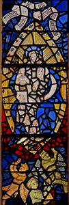 Fenster S2 mit der Frau, bekleidet mit der Sonne und dem Mond unter ihren Füßen, mit dem Knaben im Buch der Offenbarung; mit Edelsteinen aus eingelegtem Glas