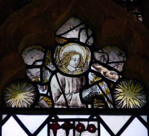 Fenster w6 zeigt einen Engel und Edward IV Sonnenstrahlen