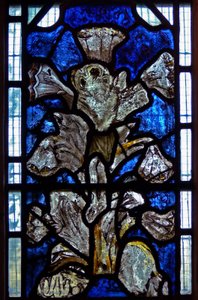 Fenster w9, Darstellung der Lilienkreuzigung: eine Verschmelzung der Lilie (Symbol der Verkündigung) mit der Kreuzigung
