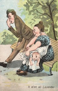 Frau wechselt ein Baby im Park von English School