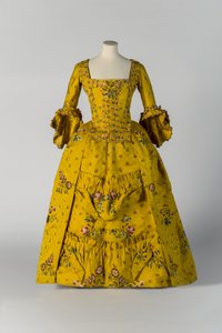 Gelbe brokatierte offene Robe und Unterrock, ca. 1750 von English School