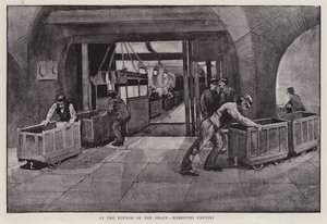 Leere Kohlenwagen am Boden eines Minenschachts entfernen von Enoch Ward