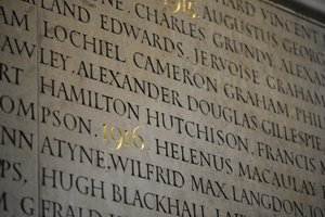 Denkmal für die Mitglieder des New College, Oxford, die im Ersten Weltkrieg ihr Leben verloren haben von Eric (workshop of) Gill