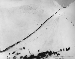 Packträger, die den Gipfel des Chilkoot-Passes erklimmen, aus 