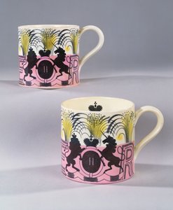 Ein Paar Wedgewood-Tassen zur Krönung Ihrer Majestät Königin Elisabeth II., 1953