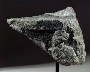 Fragment einer Vase mit einem Relief eines Trägers aus Susa, Iran, Akkadische Periode von Erich Lessing