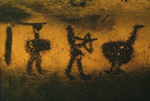 Krieger, Bogenschütze und ein straußenähnlicher Vogel, gemalt mit Fledermauskot