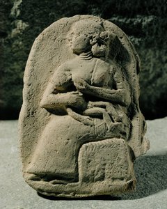 Frau, die ihr Kind stillt