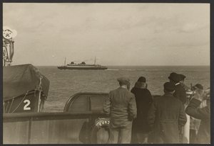Gruppe von Menschen auf dem Deck eines Schiffes, die ein anderes vorbeifahrendes Schiff beobachten von Erich Salomon