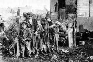 Eine Gruppe Straßenkinder, Paris, 1931