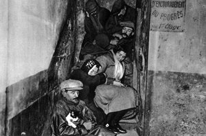 Eine Treppe in einem Nachtasyl, Paris, 1931