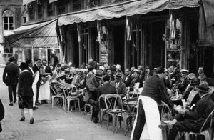 Menschen in einem bekannten Pariser Straßencafé, 1931
